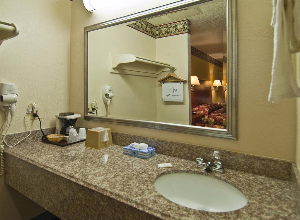 Winnie Inn And Suites Стая снимка